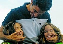 Miguel Ángel López con sus sobrinas. :: Israel Sánchez/AGM