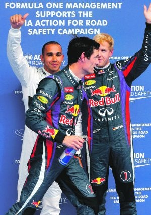 Lewis Hamilton saluda al público de Spa junto a Sebastian Vettel y Mark Webber. ::
VALDRIN XHEMAJ / EFE