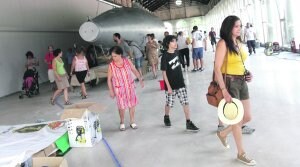 Visitantes del taller de calderería donde se repara el submarino de Peral. :: Pablo Sánchez/AGM