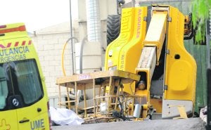 La grúa telescópica, volcada en el suelo, y junto a ella los cadáveres de los trabajadores. :: P. Alonso/AGM