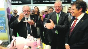 El ministro, que inauguró ayer la Sepor de Lorca, toma un aperitivo junto a Valcárcel y el alcalde ante un pastel en forma de cerdito. ::                             P.                             ALONSO