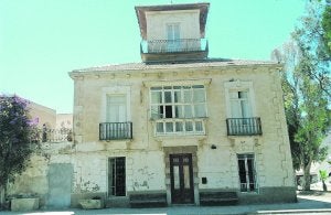 Fachada principal de la casa de don Zenón; a la izquierda, las dependencias que serán derribadas. ::
M. R. M.