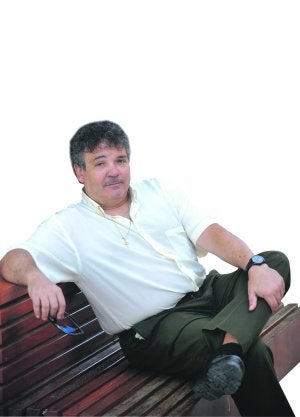 José Salguero, sentando en un banco de una calle de Cartagena. ::                             A.GIL / AGM