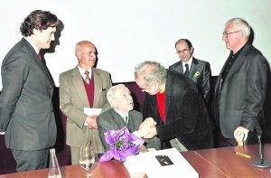 Pérez Sánchez, sentado, en un homenaje en El Prado; detrás, su amigo Rafael Ortega. :: LV