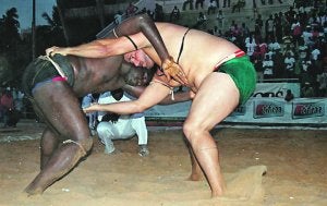 Juan Espino, el 'león blanco', en uno de sus combates en Dakar. ::
LV