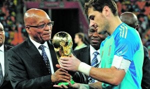 Jacob Zuma, presidente sudafricano, e Iker Casillas sujetan la copa del mundo en el Soccer City de Johannesburgo. ::
ALEXANDER JOE / AFP