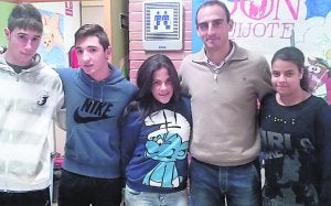 Luis Gómez, con el equipo 'Tiempo de noticias'. :: Ntra. Sra. Dolores