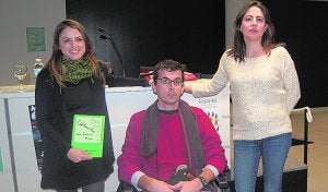 Las hijas de la autora, Tahïs y Alma, junto con el presidente de AMER Daniel Martínez, ayer, durante la presentación del libro. ::                         J. L. V.