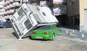 La autocaravana sobre el techo y el capó del turismo. ::
LV
