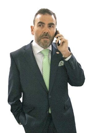 El edil José López, hablando por teléfono. ::                             J. M. RODRÍGUEZ / AGM