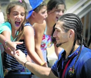 El portero del Barça saluda a unos niños. ::                             MENAHEM KAHANA/AFP