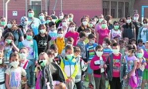 Protestan con mascarillas por la uralita en el techo de un colegio