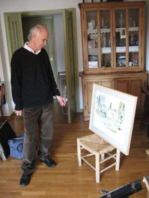 SERENIDAD. Pedro Serna observa en su estudio una de las obras de la próxima exposición.