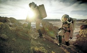 Melissa Battler, a la izquierda, geóloga y comandante de la Misión 125, y Csilla Orgel, geóloga también, ascienden por una formación rocosa.