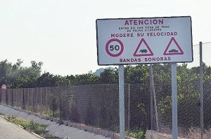 La señal avisa de un paso de fauna en la N-340, la primera con el dibujo de un tejón.