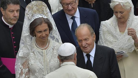 El Papa saluda a los monarcas españoles después de la misa de canonización.