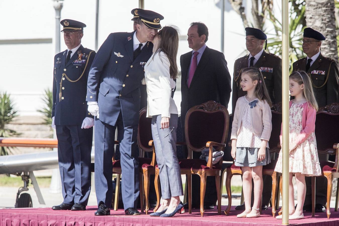 Doña Leitizia besa a Don Felipe, durante el acto, en presencia de las Infantas