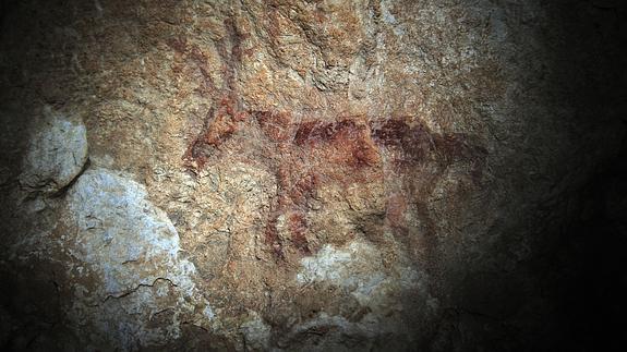 Un ciervo y una escena de caza de la cueva de Las Palomas.