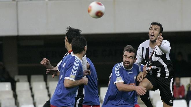 Mario agarra a Carlos David en el Cartagena-Algeciras de la primera vuelta.
