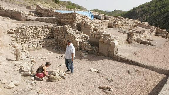 Dos turistas visitan el yacimiento arqueológico