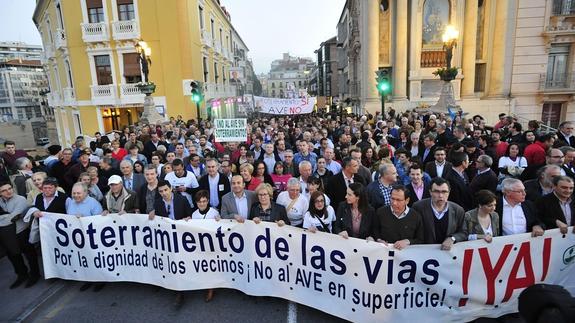 La cabecera de la manifestación, a su paso por el Puente Viejo de Murcia.