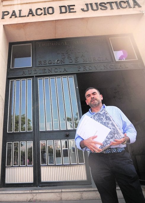 José López sale del Palacio de Justicia de Murcia, en 2012, tras denunciar anomalías en Puerta Nueva. 