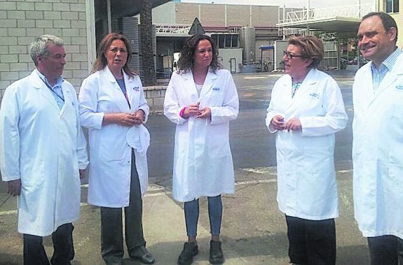 Casalduero, en el centro, durante su visita ayer a la sede de Hero. 