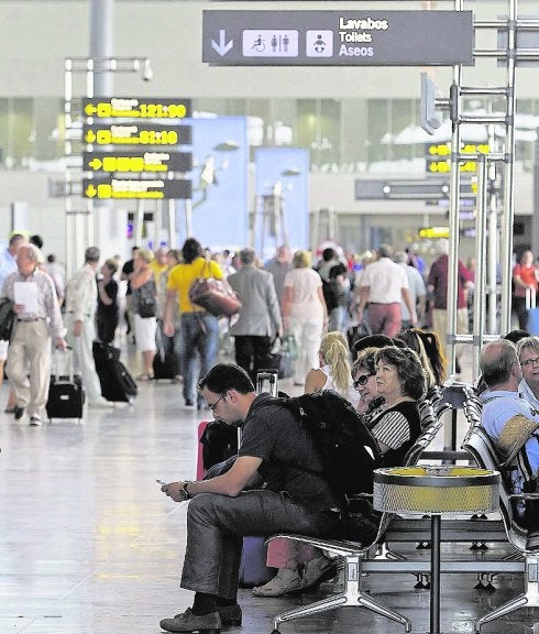 Pasajeros en la terminal del aeropuerto de Alicante. 