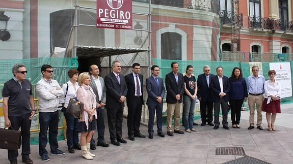 Concejales y políticos murcianos, ayer, a las puertas de la sede consistorial en La Glorieta.