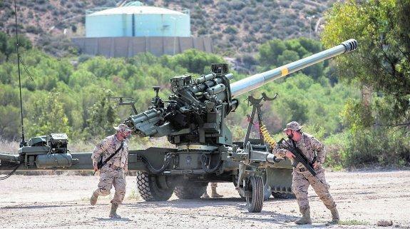 Dos artilleros, durante el despliegue de un cañón para la defensa de la costa en una explanada de La Algameca. 
