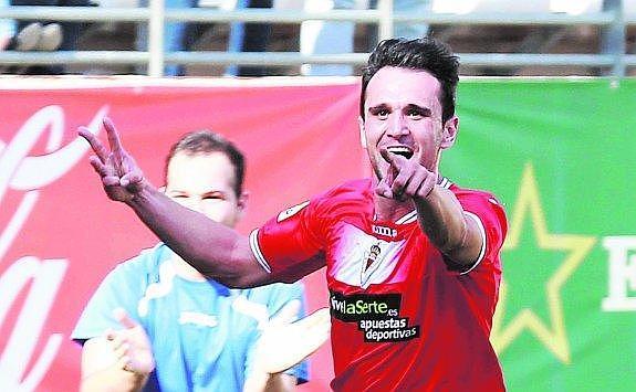 Kike García muestra sus tres dedos el pasado domingo, para celebrar su tercer gol al Mirandés. 