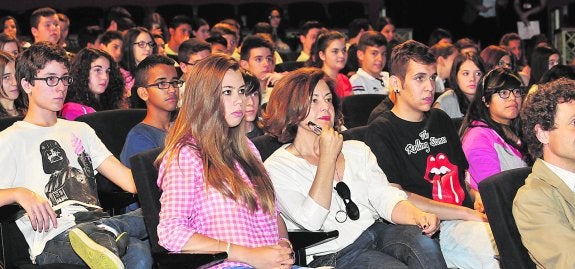 Alumnos de institutos de Murcia, Molina y Lorca, ayer, en el debate de drogas de la Obra Social La Caixa. 
