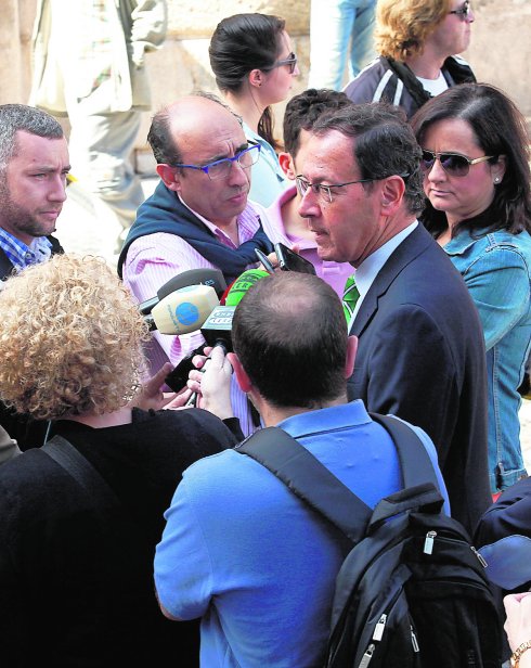 Miguel Ángel Cámara atiende a los periodistas, ayer, en la plaza de Belluga. 