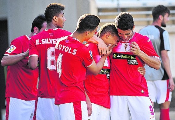 Jugadores del Murcia celebran un gol. 