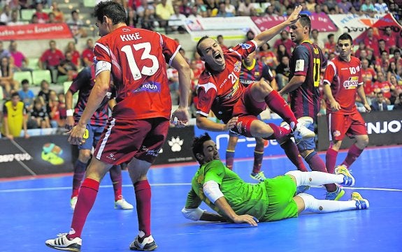 Gréllo salta por los aires tras una dura entrada de Sedano en un partido de ElPozo contra el Barça.