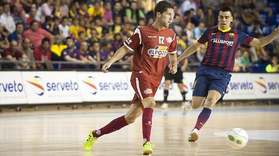 Raúl Campos intenta proteger el balón ante la presencia de Sergio Lozano.