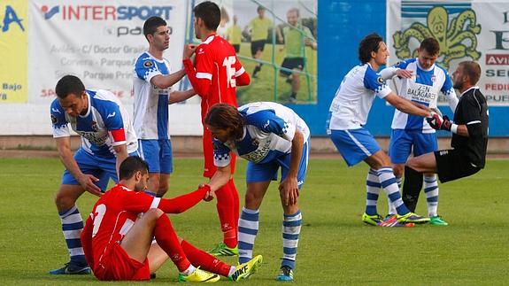 Los jugadores del Avilés consuelan a unos abatidos albinegros