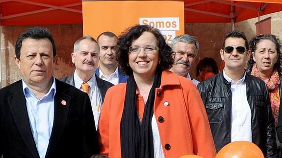 Romero, en el centro, junto a otros miembros de su partido.