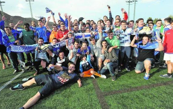 Jugadores, técnicos y directivos del Lorca Deportiva celebran el ascenso a Preferente, el sábado.