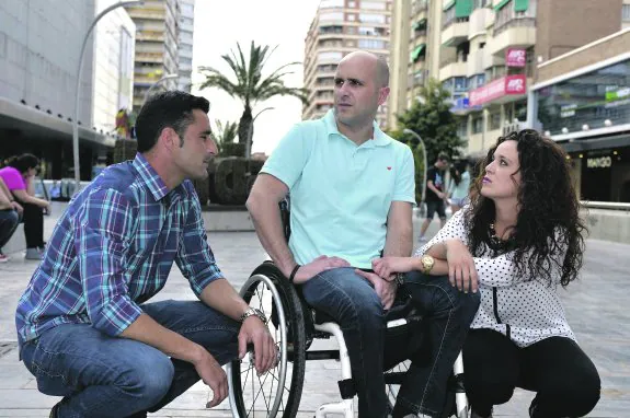 José Antonio Carmona, en silla de ruedas, junto a sus hermanos Rafael y Paola. 