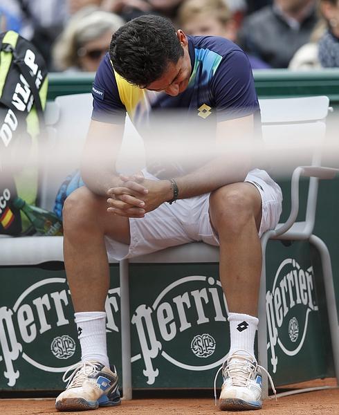 Nicolás Almagro, fotografiado antes de retirarse del partido de primera ronda del torneo de Roland Garros. 