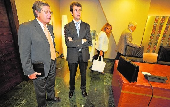 El exconsejero Juan Bernal, con Juan Carlos Ruiz, antes del inicio de la comisión parlamentaria. 