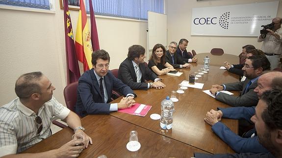 El consejero de Industria, Juan Carlos Ruiz, se reúne con la junta directiva de la patronal COEC, este martes