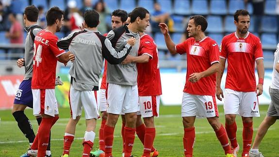 Los jugadores grana se felicitan en el último encuentro