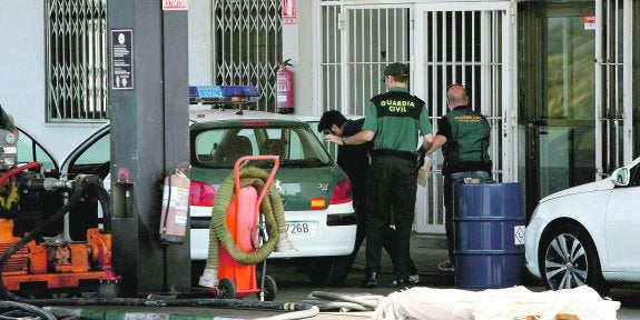 Registro de agentes de la Guardia Civil y la Agencia Tributaria en una gasolinera del grupo Simon en Tarragona.