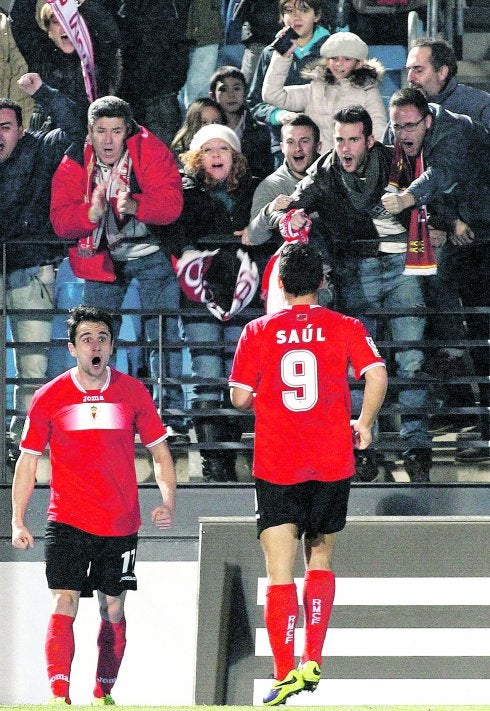 Kike celebra el gol logrado  contra el Castilla en la primera  vuelta y Saúl va a felicitarle. 