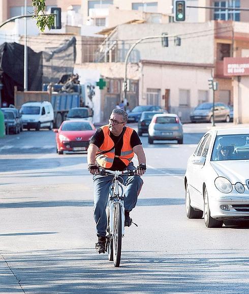 Un ciclista por la calle Ramón y Cajal, que todavía no tiene carril bici en la zona alta.
