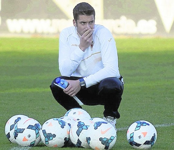 El técnico del Murcia, Julio Velázquez, en un entrenamiento.