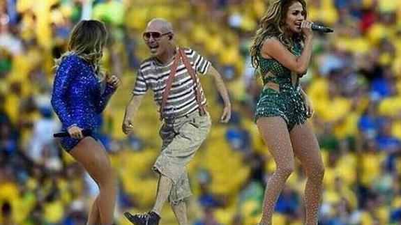 Uno de los 'memes' de la actuación de Pitbull, Jennifer López y Claudia Leitte.