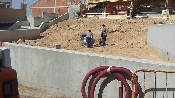 Unos operarios trabajan en las obras del nuevo jardín. 